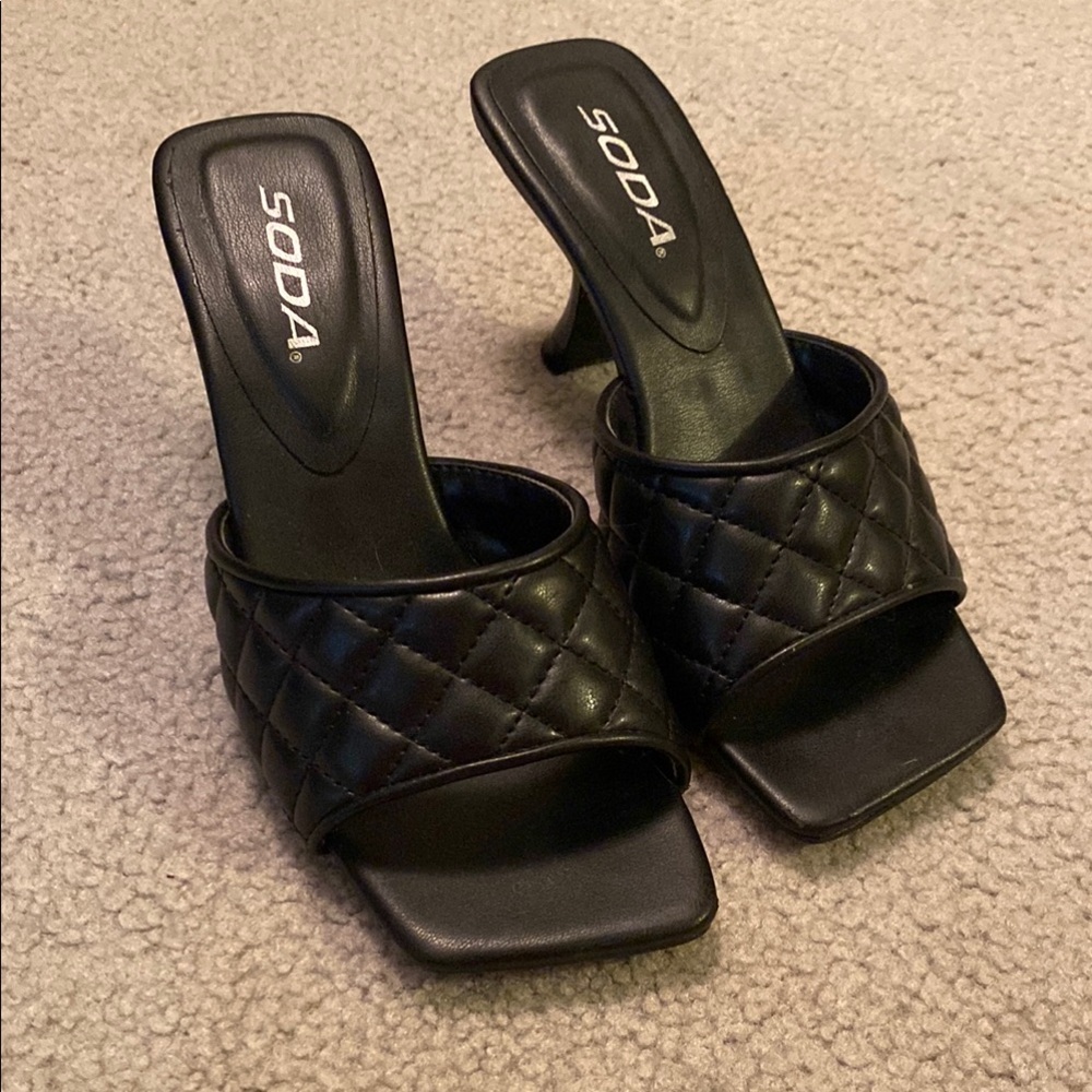 SODA black kitten heel. Size 6.5